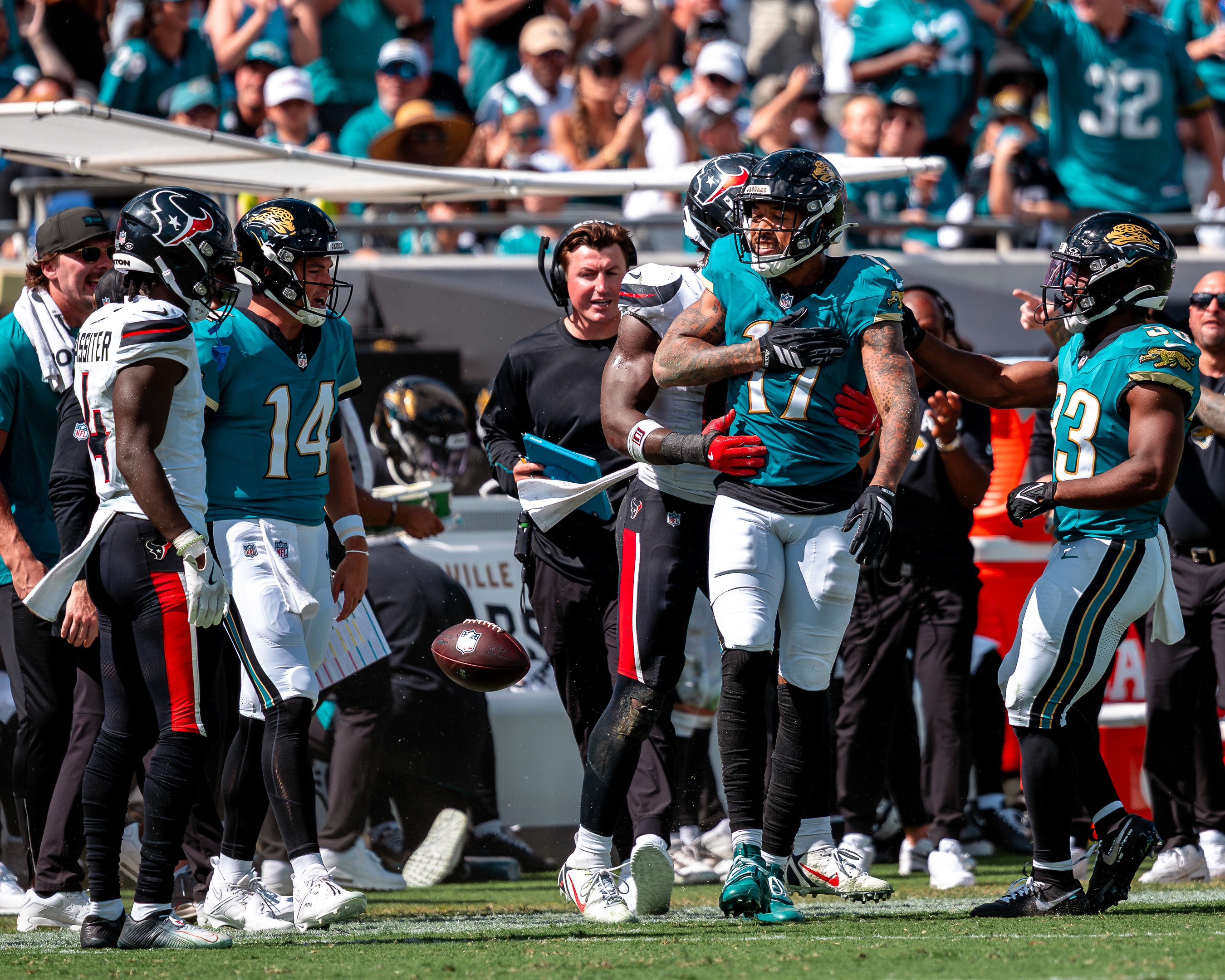 Tight end Hunter Long (84) makes the catch with a Texans defensive back on his back.