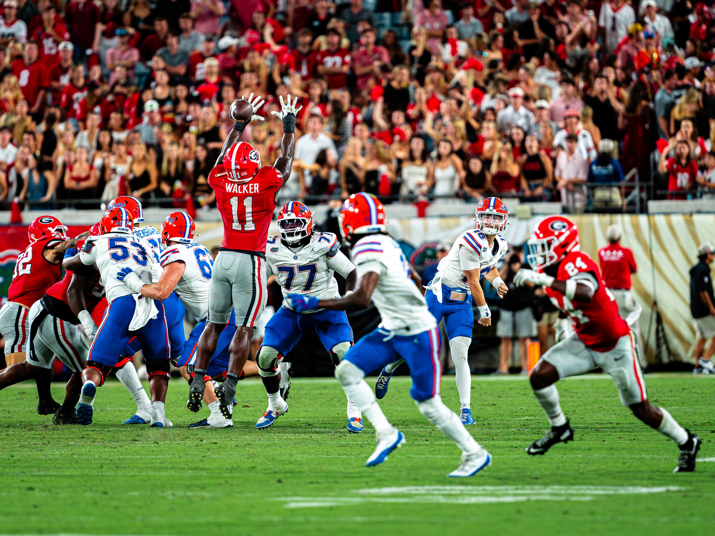 Georgia linebacker Jalon Walker (11) gets up to bat down a Florida pass at the line.